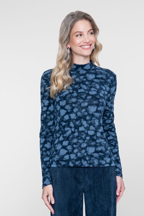 Blauwe top met hoge hals, all-over dierenprint en subtiele glitterdetails, gedragen door een model.