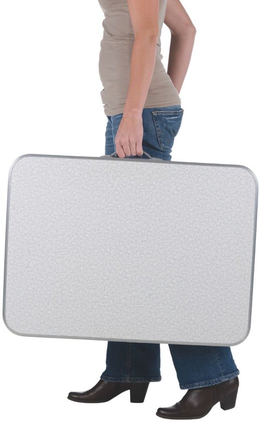 Vrouw draagt opgevouwen, compacte campingtafel met handvat.