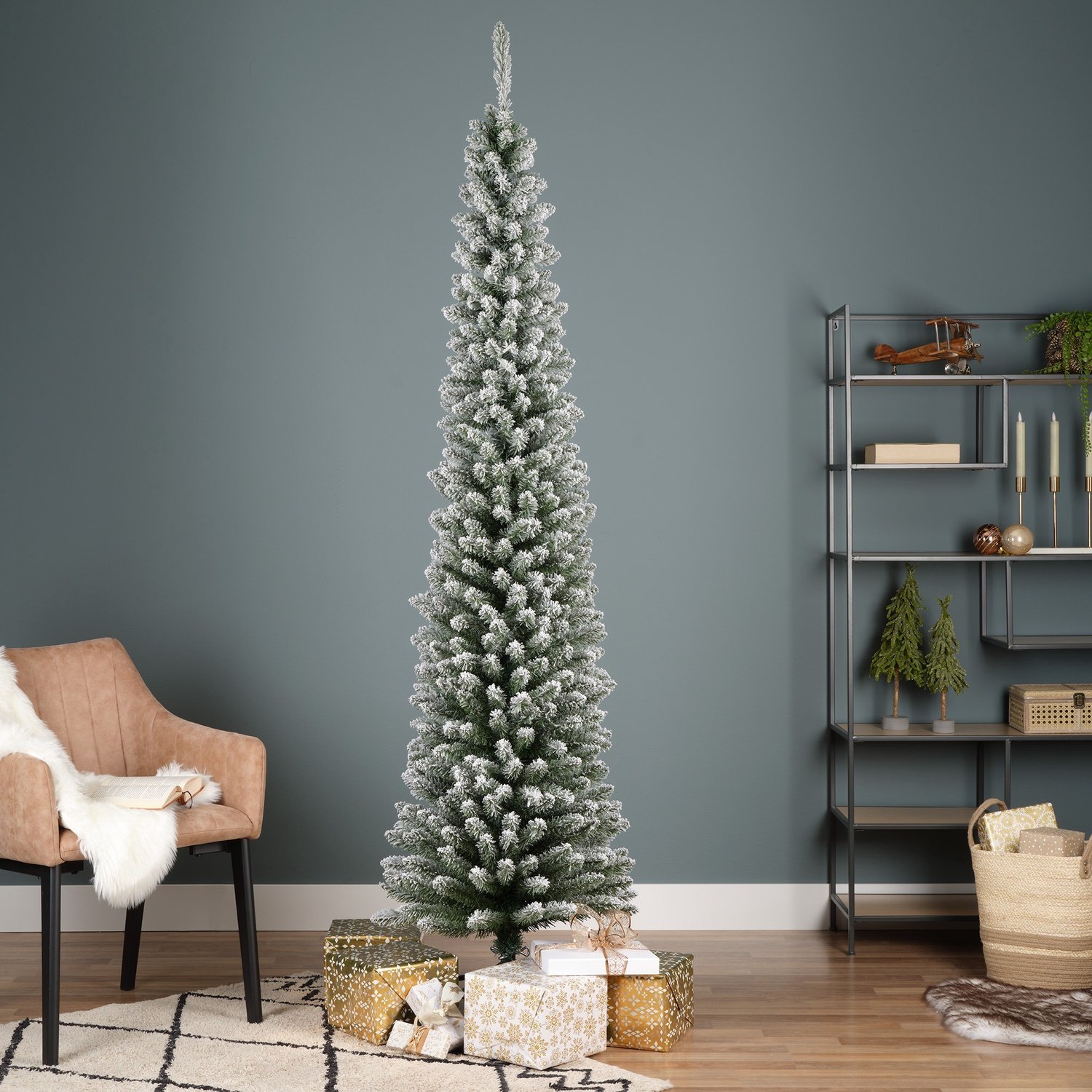 Everlands Pencil pine grote kunstkerstboom besneeuwd groen 240cm – foto 6