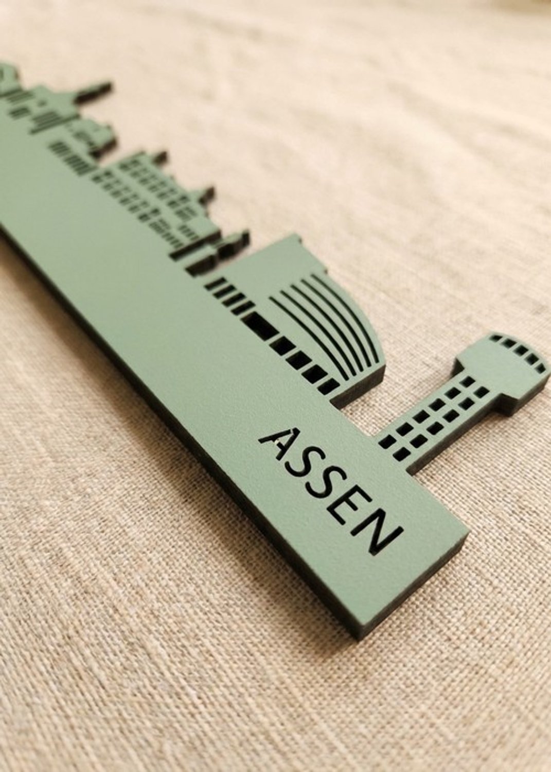 Houten Skyline Assen | Wanddecoratie voor aan de muur | Groen MDF | 100 x 14 cm