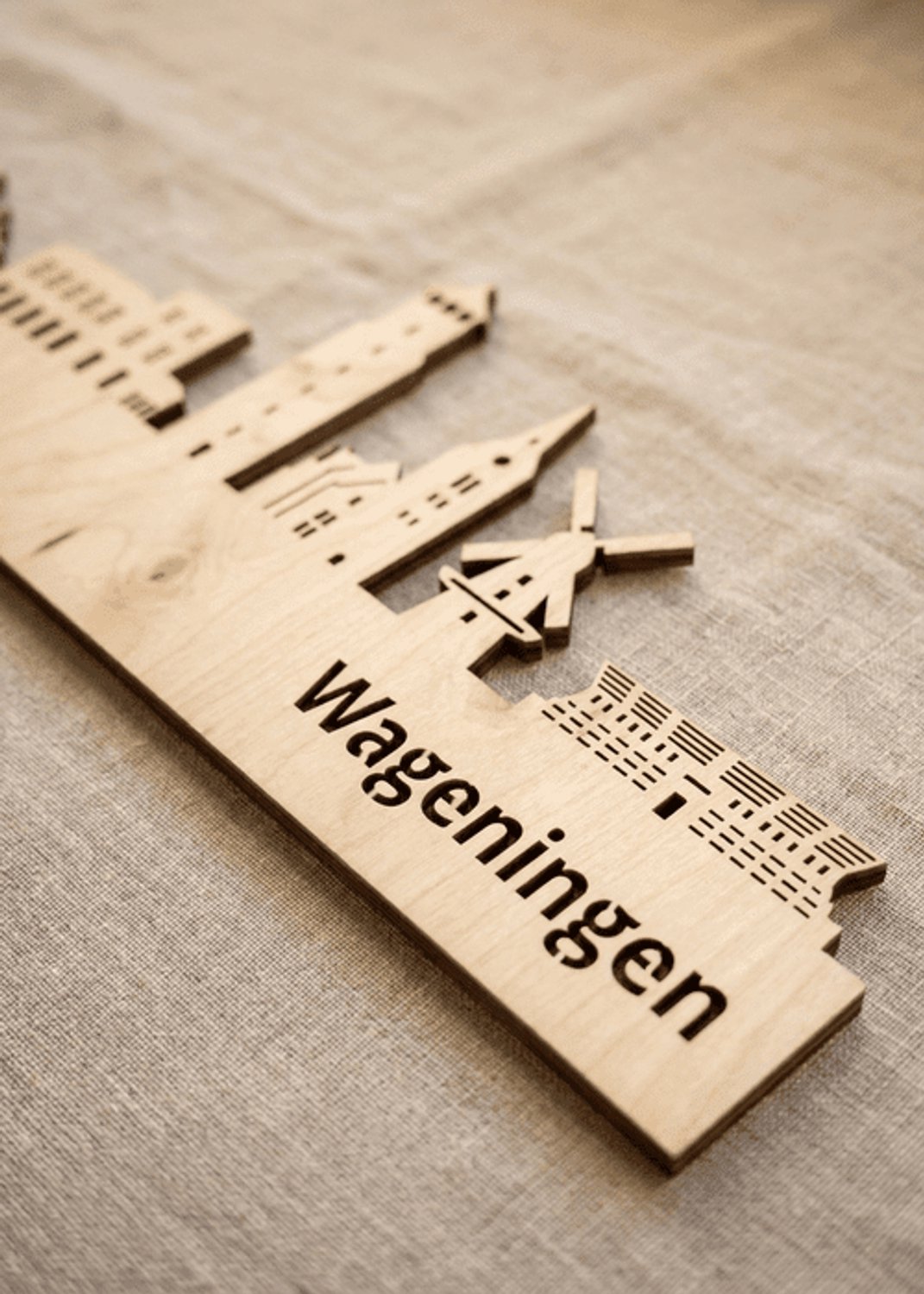 Houten Skyline Wageningen | Wanddecoratie voor aan de muur | Berken | 100 x 19 cm