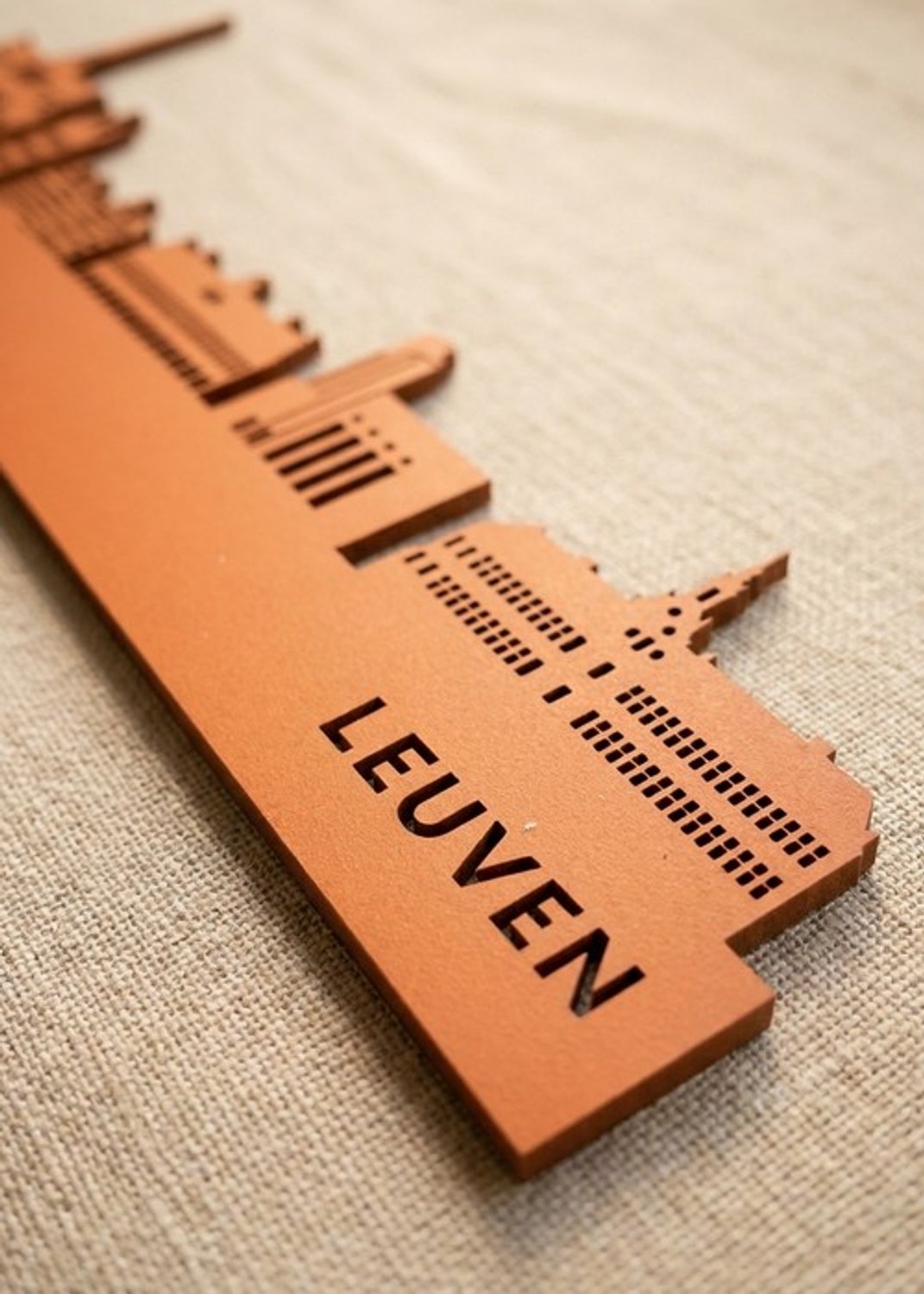 Houten Skyline Leuven | Wanddecoratie voor aan de muur | Oranje MDF | 70 x 13 cm