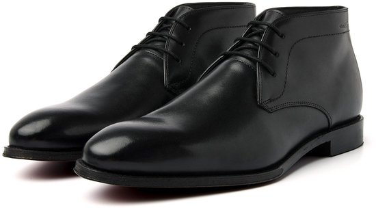 Paar zwarte leren veterschoenen vanuit een driekwartshoek gepresenteerd.