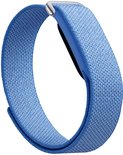 Lichtblauwe Fitbit-sportarmband met geweven textuur en zilverkleurige klittenbandsluiting.