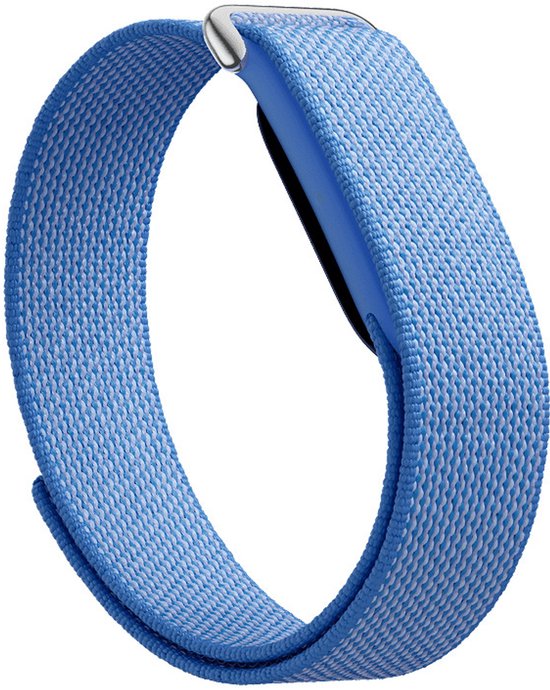 Lichtblauwe Fitbit-sportarmband met geweven textuur en zilverkleurige klittenbandsluiting.