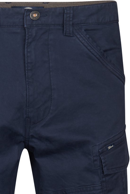 Donkerblauwe Petrol Industries cargo broek met knoopsluiting en zijzak, gedetailleerde stiksels en Petrol label.
