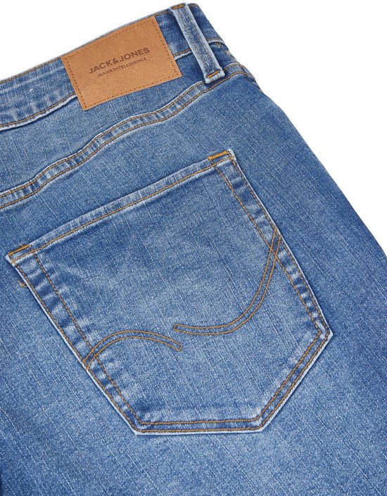 Achterzak van blauwe spijkerbroek met JACK & JONES label en contrasterende stiksels.