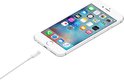 Witte iPhone die wordt opgeladen met een witte Lightning-kabel.