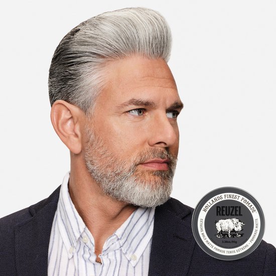 Zijaanzicht man met grijs haar en baard, kijkt opzij, met Reuzel Extreme Hold Matte Pomade blik.