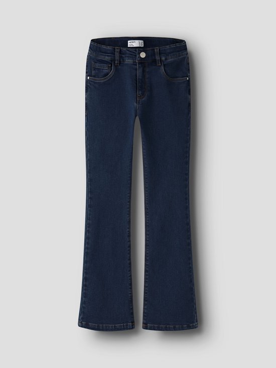Donkerblauwe bootcut jeans met oranje stiksels, label van Name It aan de binnenkant van de taille.