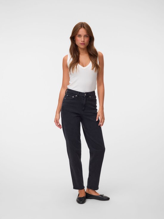 Model draagt een zwarte mom-fit jeans met hoge taille en een wit mouwloos shirt.