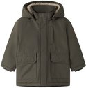 Olijfgroene parka met capuchon, gevoerd met beige imitatiebont, twee klepzakken en een borstzak.