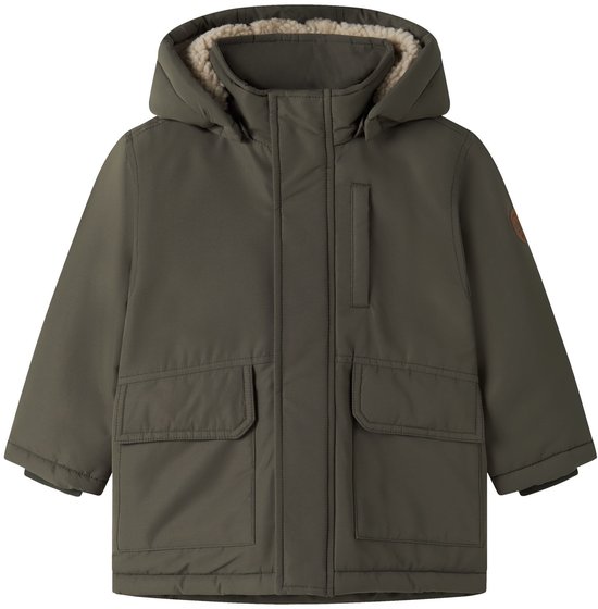 Olijfgroene parka met capuchon, gevoerd met beige imitatiebont, twee klepzakken en een borstzak.