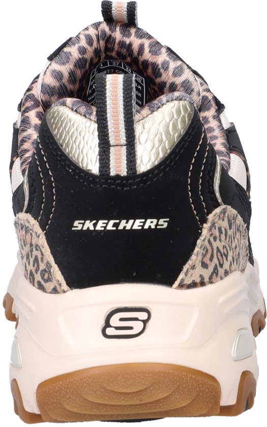 Achterkant van een zwarte Skechers D'LITES veterschoen met leopardprint accenten, beige zool en merkopdruk.