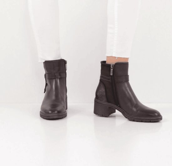 Zwarte Tamaris enkellaarsjes met blokhak, ritssluiting aan de zijkant en glinsterende hiel, gedragen onder een witte broek.