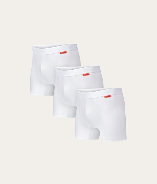 Drie witte Undiemeister boxershorts met een rood merklabel op de tailleband.