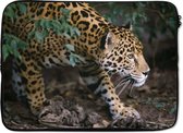 Laptophoes 13 inch - Sluipende jaguar in bos - Laptop sleeve - Binnenmaat 32x22,5 cm - Zwarte achterkant
