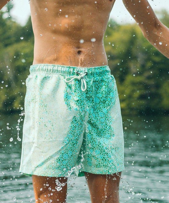 Zwemshort met een mozaïekpatroon in mintgroen en blauw, met een trekkoord.