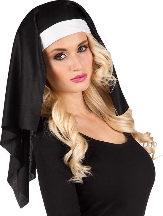 Vrouw met blond haar in een zwart nonnenkostuum met witte hoofdband.