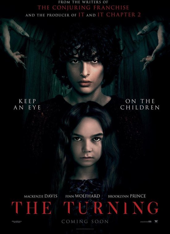 Film poster van 'The Turning' met Finn Wolfhard en Brooklynn Prince centraal. Griezelige handen op de achtergrond en de tekst 'Keep an eye on the children'.