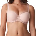 Model draagt een nude balconette bh met gladde, voorgevormde cups.