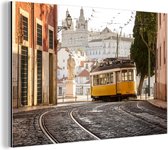 Wanddecoratie Metaal - Aluminium Schilderij Industrieel - Tram - Lissabon - Portugal - 90x60 cm - Dibond - Foto op aluminium - Industriële muurdecoratie - Voor de woonkamer/slaapkamer