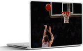 Laptop sticker - 15.6 inch - Basketbalspeler schiet van ver de bal in de basket - 36x27,5cm - Laptopstickers - Laptop skin - Cover