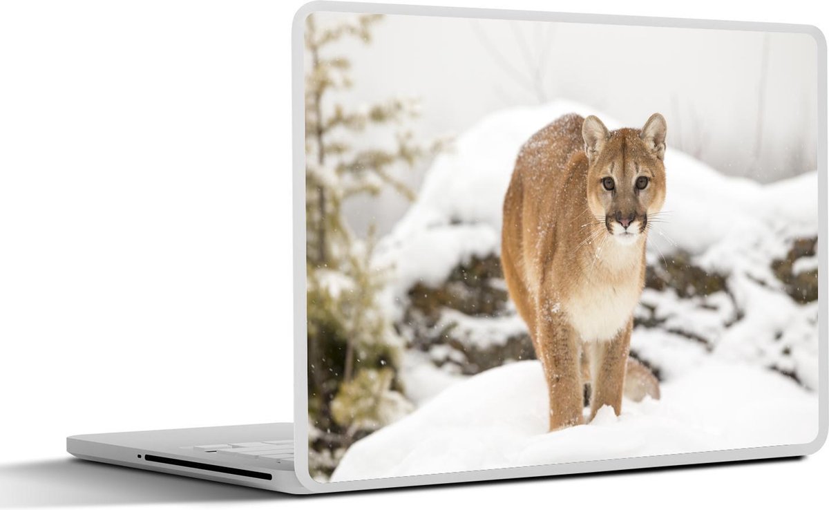 Afbeelding van product SleevesAndCases  Laptop sticker - 12.3 inch - Een Puma staat in de witte sneeuw