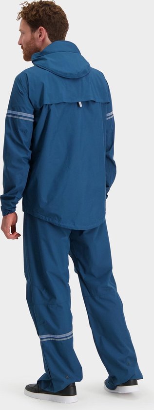 Man in een blauw regenpak, staande vanaf de achterkant.