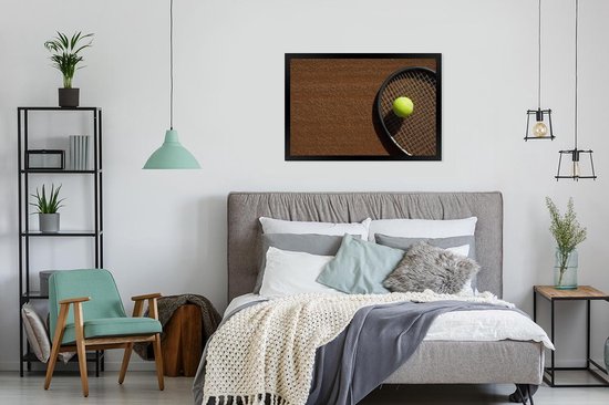 Affiche avec cadre Gros plan d'une balle de tennis sur une raquette - 90x60 cm