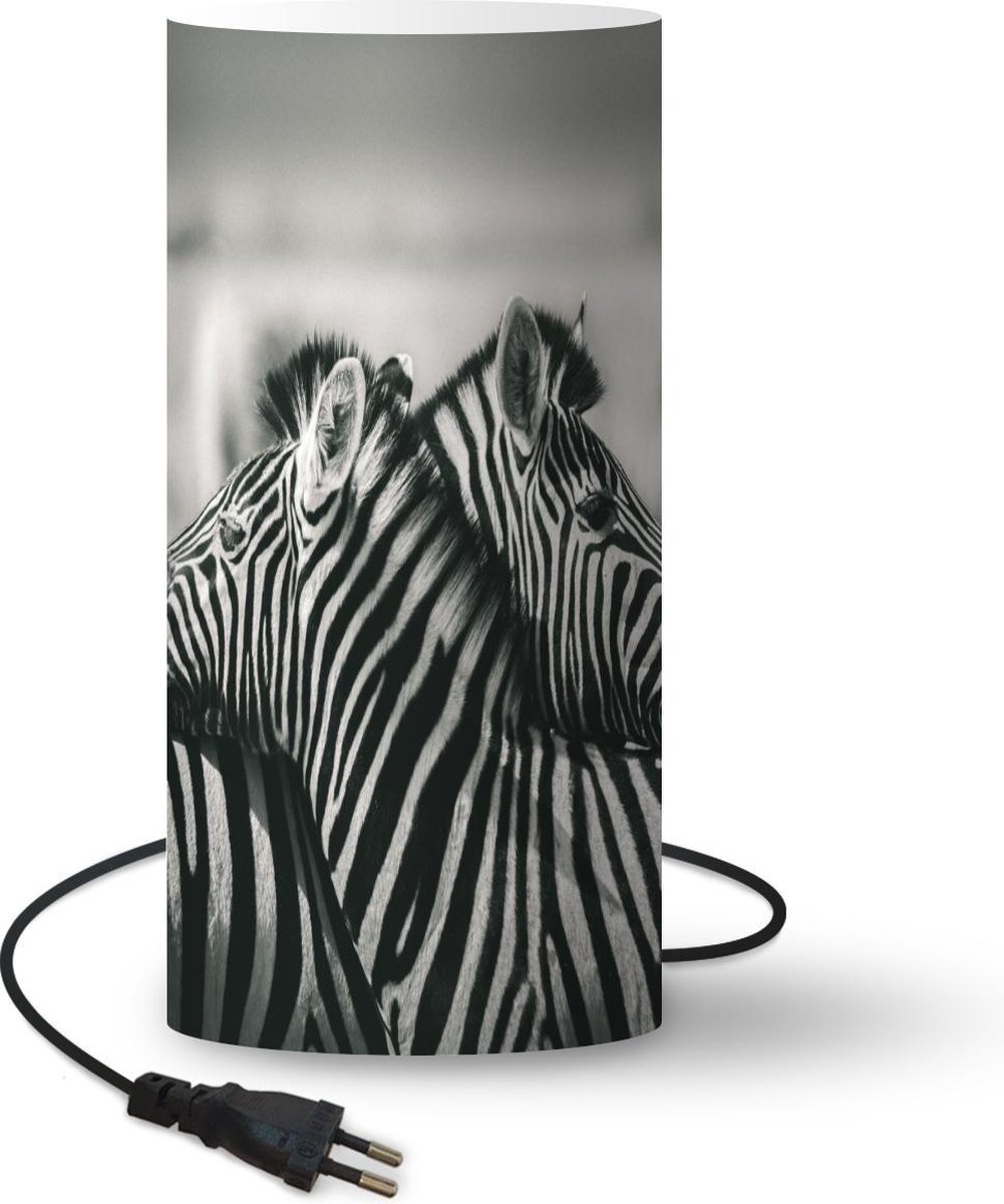 Lamp - Nachtlampje - Tafellamp slaapkamer - Knuffelende zebra's - 33 cm hoog - Ø15.9 cm - Inclusief LED lamp