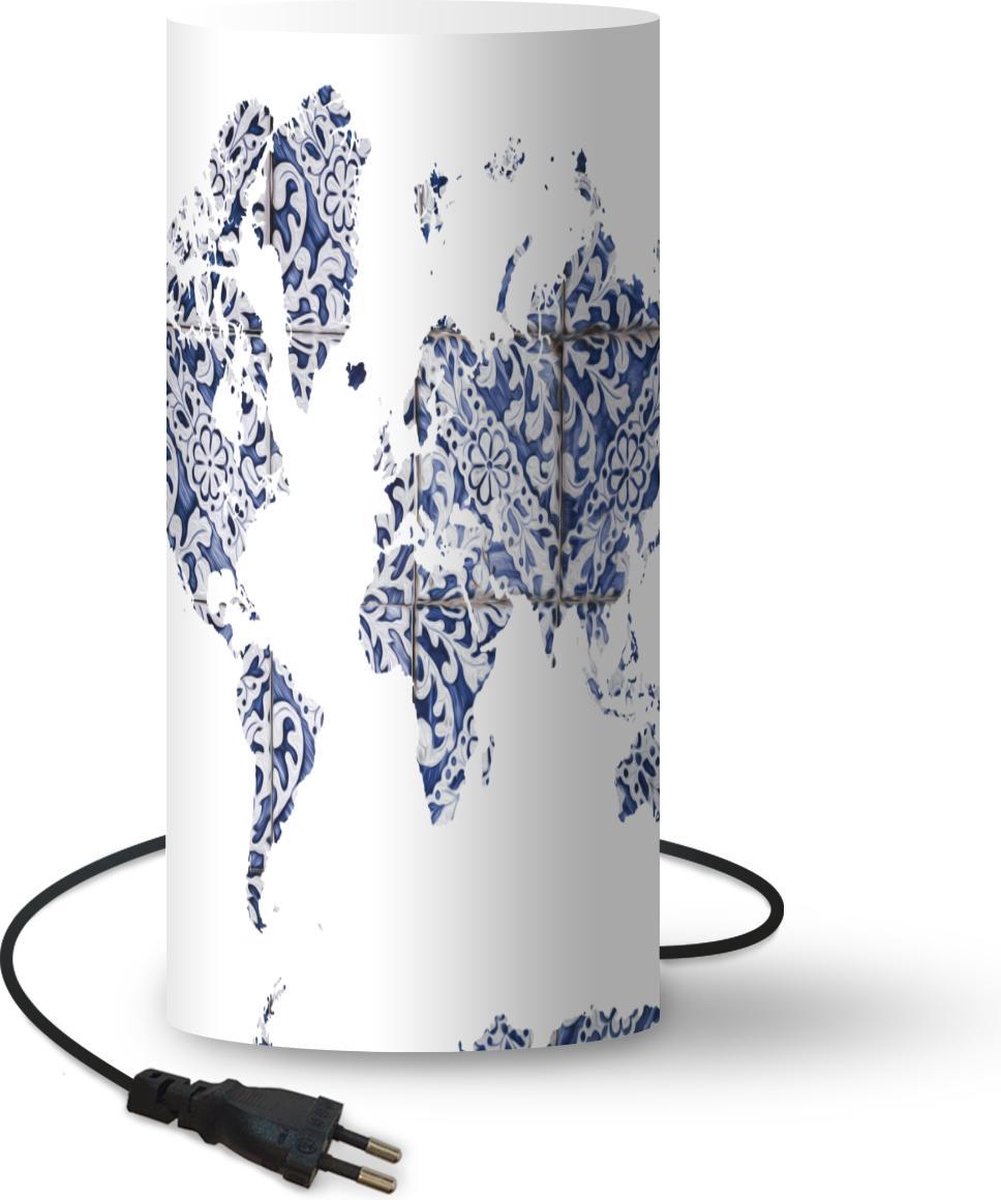 Lamp - Nachtlampje - Tafellamp slaapkamer - Wereldkaart - Delfts Blauw - Wit - 54 cm hoog - Ø24.8 cm - Inclusief LED lamp