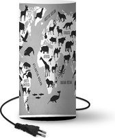 Lamp Wereldkaart met bruine achtergrond en illustraties van dieren en namen van continenten en oceanen - zwart wit - 54 cm hoog - Ø25 cm - Inclusief LED lamp