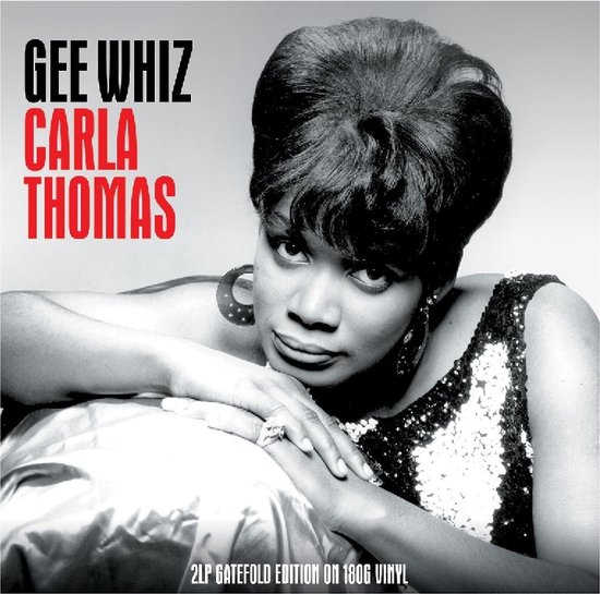 Carla Thomas met grote zwarte oorbellen en een pailletten jurk.