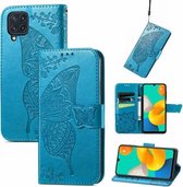 Voor Samsung Galaxy M32 Vlinder Liefde Bloemen Reliëf Horizontale Flip Lederen Case met Houder & Kaartsleuven & Portemonnee & Lanyard (Blauw)