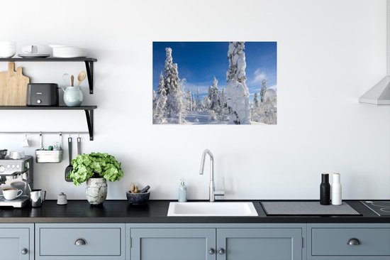Un ciel bleu au-dessus du paysage d'hiver en Laponie Poster 90x60 cm - Tirage photo sur Poster (décoration murale salon / chambre)