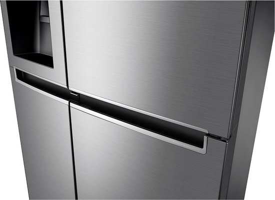Close-up van de zilverkleurige, geborstelde metalen afwerking van een Amerikaanse koelkast met een geïntegreerde handgreep.