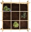 Gevulde vierkante meter moestuinbak van hout, van bovenaf gezien, met 9 vakken en diverse planten.