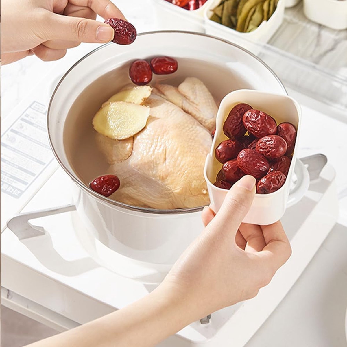 Snackbox - Charcuterie Container met 4 compartimenten | Verdeelde serveerschaal met deksel en handvat | Veggie Tray Snackle Box voor snoep, fruit, noten, snackcontainer voor picknick, feest, reizen
