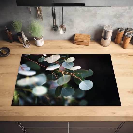 KitchenYeah® Inductie beschermer 76x51.5 cm - Eucalyptus bladeren aan takken - Kookplaataccessoires - Afdekplaat voor kookplaat - Inductiebeschermer - Inductiemat - Inductieplaat mat
