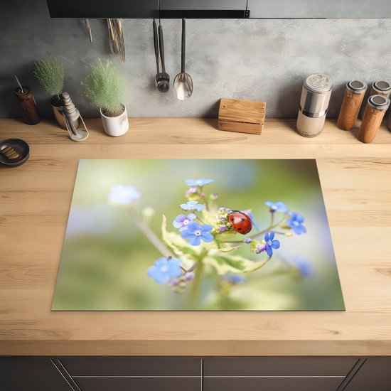 KitchenYeah® Inductie beschermer 70x52 cm - Lieveheersbeestje - Bloem - Lente - Kookplaataccessoires - Afdekplaat voor kookplaat - Inductiebeschermer - Inductiemat - Inductieplaat mat