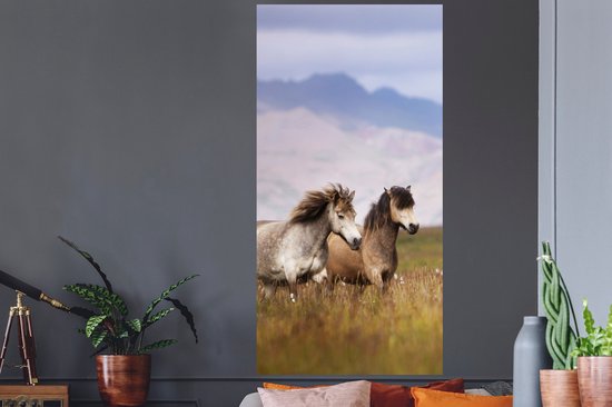 Muurstickers - Sticker Folie - Paarden - Gras - Bergen - 80x160 cm - Plakfolie - Muurstickers Kinderkamer - Zelfklevend Behang - Zelfklevend behangpapier - Stickerfolie