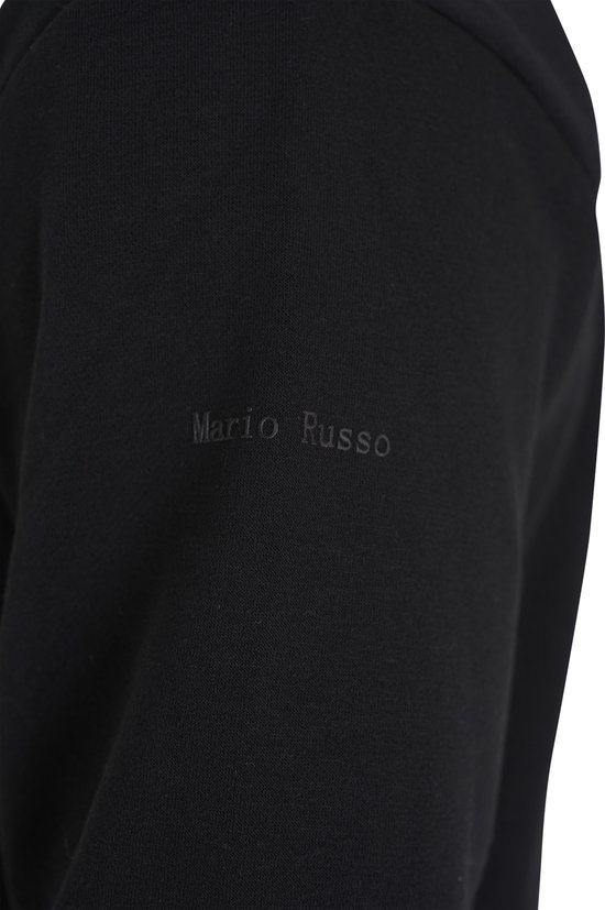 Detail van zwarte sweater met subtiele 'Mario Russo' tekst op de mouw.