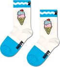 Witte kindersokken met blauwe boord, ijshoorntje met ijs en het woord 'HAPPY'.