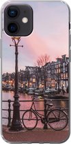 Geschikt voor iPhone 12 hoesje - Amsterdam in de schemering - Siliconen Telefoonhoesje