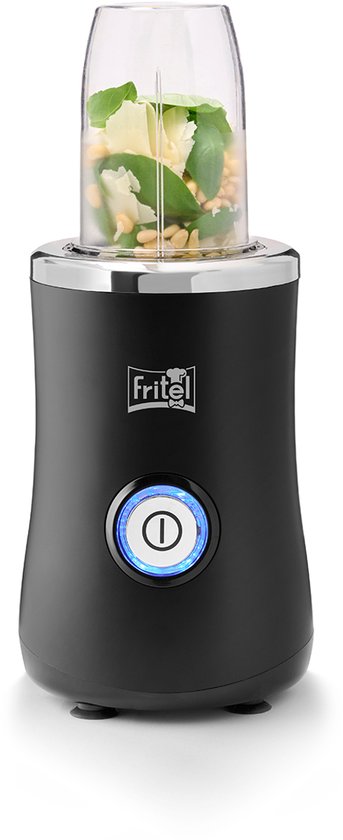 Zwarte Fritel blender met een beker gevuld met basilicum, pijnboompitten en kaas.