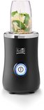 Zwarte Fritel blender met een beker gevuld met basilicum, pijnboompitten en kaas.