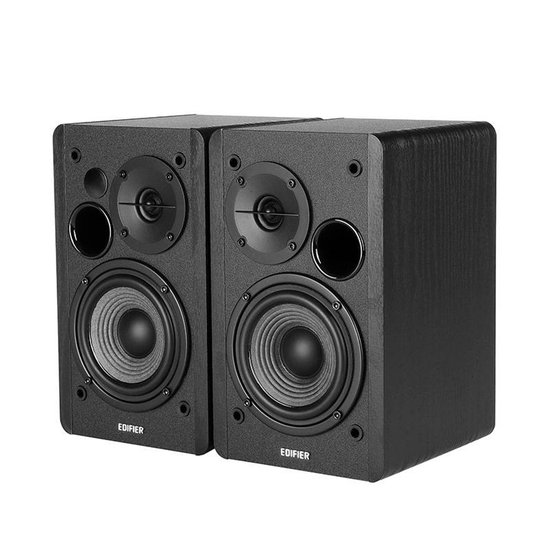 Twee zwarte Edifier speakers, frontaal getoond met drivers en tweeters zichtbaar.