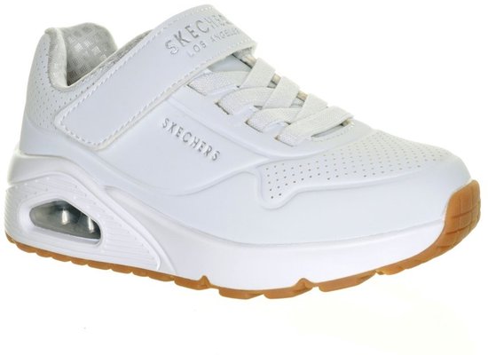 Witte Skechers sneaker met klittenbandsluiting, veters, perforaties en gummi zool.