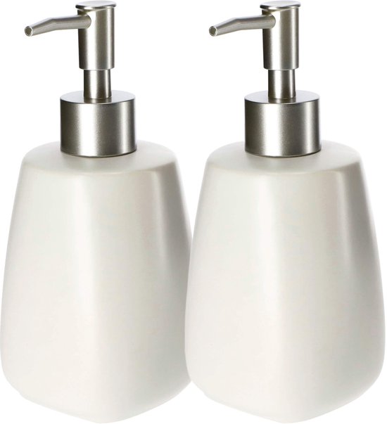 Set van twee crème witte keramische zeepdispensers met zilverkleurige pompen, naast elkaar.
